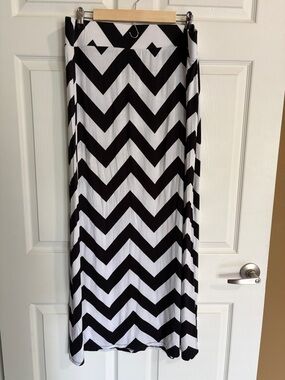 a.n.a Black and White Chevron Maxi Skirt